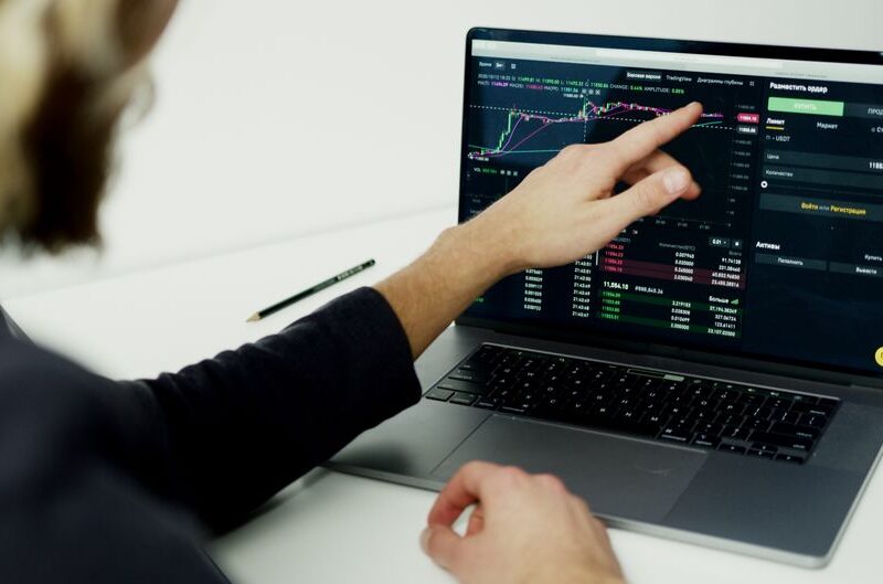 Navigating the World of Online Stock Brokers