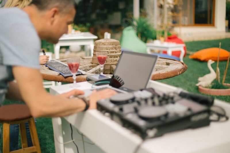 Cómo elegir el DJ perfecto para tu boda